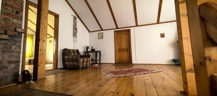 Casă individuală cu 6 camere cu Teren 593 Mp în Est