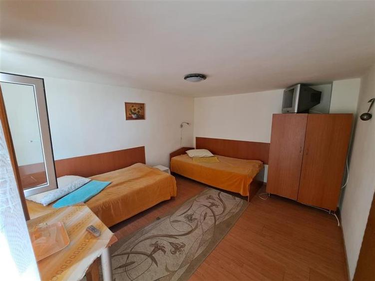Casă individuală cu 8 camere cu Canalizare în Dâmbul Rotund