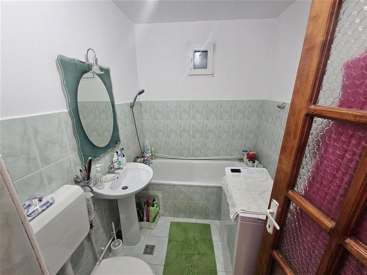 Apartament cu 3 camere decomandat, mobilat în Micro IV