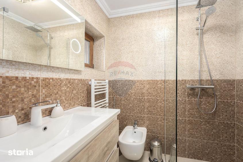 Casă cu 5 camere cu Teren 1000 Mp în Central