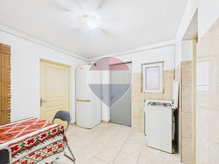 Casă individuală cu 6 camere cu Teren 250 Mp în Vitan