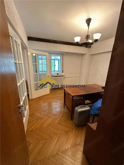 Apartament cu 4 camere decomandat, mobilat în Calea Victoriei