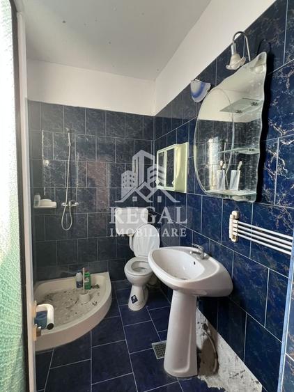 Casă individuală cu 8 camere cu Canalizare în Boș