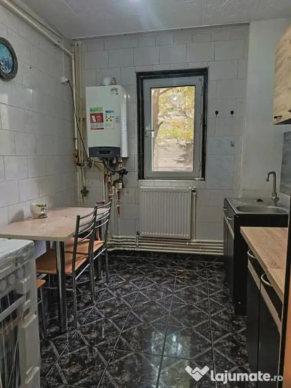 Apartament cu 3 camere semidecomandat în Nord