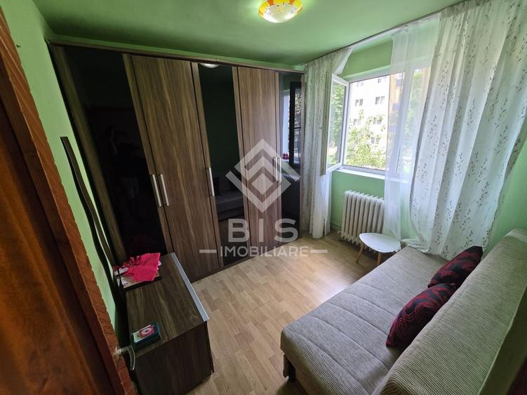 Apartament cu 3 camere semidecomandat în Decebal