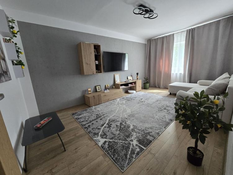Apartament 3 camere, decomandat, zona Paltinis - Penes Curcanul - 1