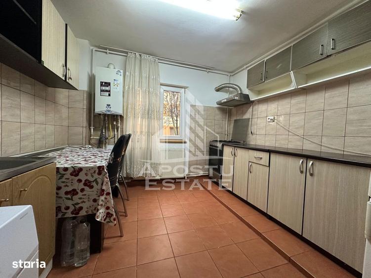 Apartament cu 3 camere semidecomandat, mobilat în Girocului