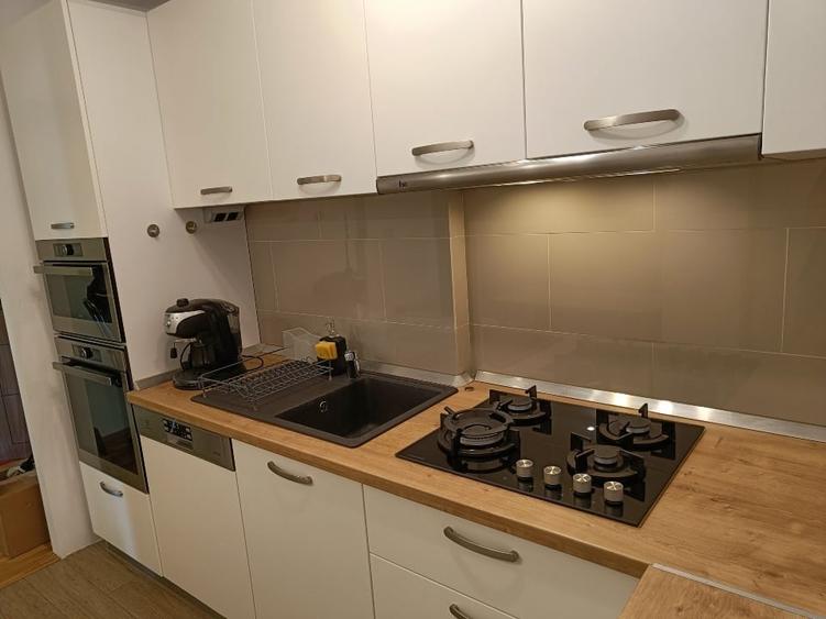 Apartament cu 4 camere semidecomandat, mobilat în Dacia