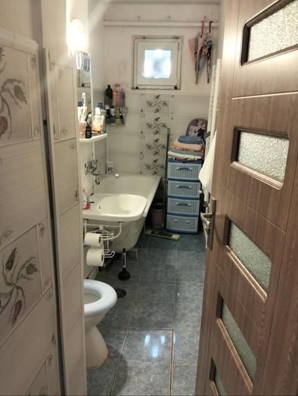 Apartament cu 3 camere semidecomandat în Craiovița Nouă
