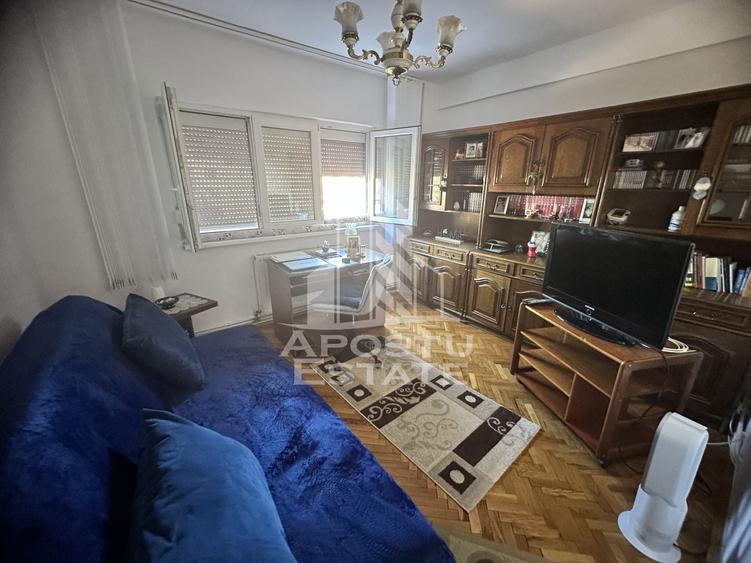 Apartament cu 3 camere decomandat, mobilat în Spitalul Județean