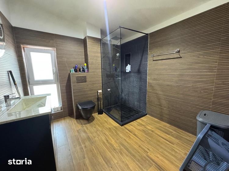 Casă cu 7 camere cu Teren 500 Mp în Central