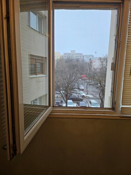 Apartament cu 3 camere semidecomandat în Titan