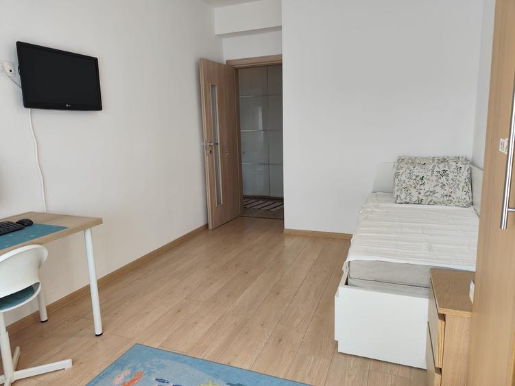 Apartament cu 3 camere semidecomandat în Drumul Taberei