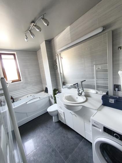 Apartament cu 2 camere decomandat în Tractorul
