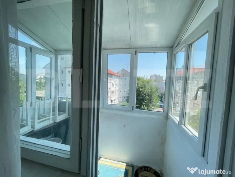 Apartament cu 2 camere semidecomandat, mobilat în Craiovița Nouă