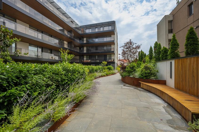 Walk to Cambridge School. Work from the Residents' Lounge. Relax by the Pool. - 18