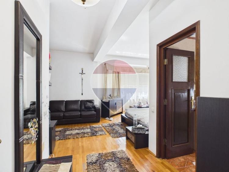 Casă individuală cu 9 camere cu Teren 642 Mp în Periferie