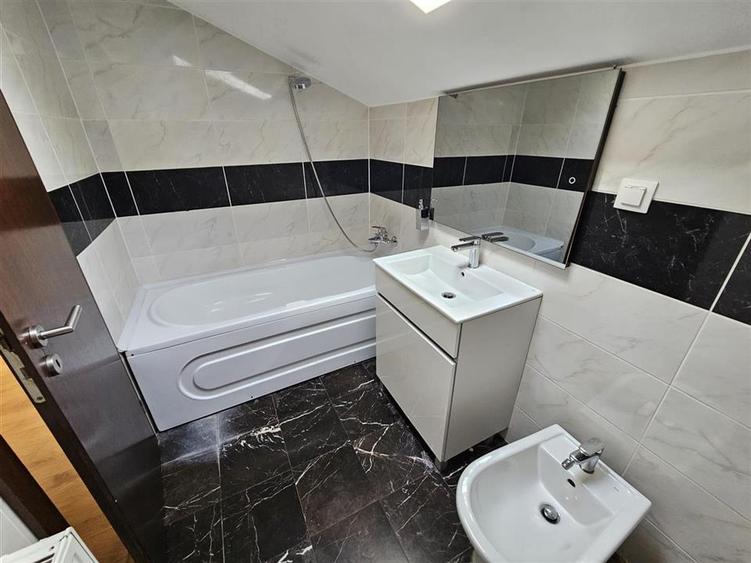 Casă individuală cu 8 camere cu Teren 60 Mp în Brașovul Vechi