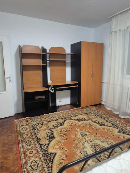 Garsonieră decomandată în Girocului