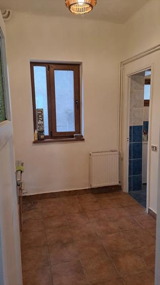 Apartament cu 3 camere semidecomandat în Tineretului