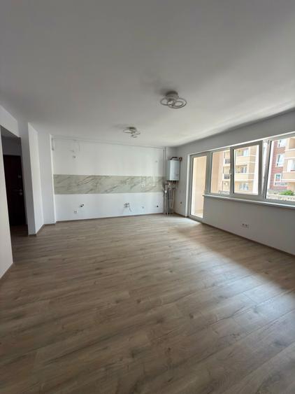 Apartament cu 3 camere semidecomandat în Florești