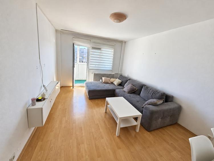 Apartament cu 3 camere semidecomandat în Baba Novac