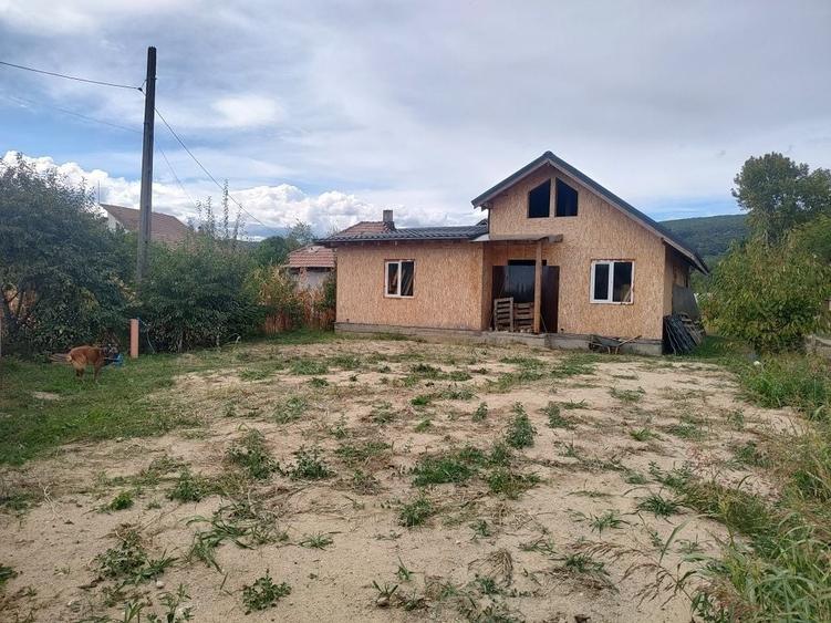 Casă cu 3 camere în Bujoreni