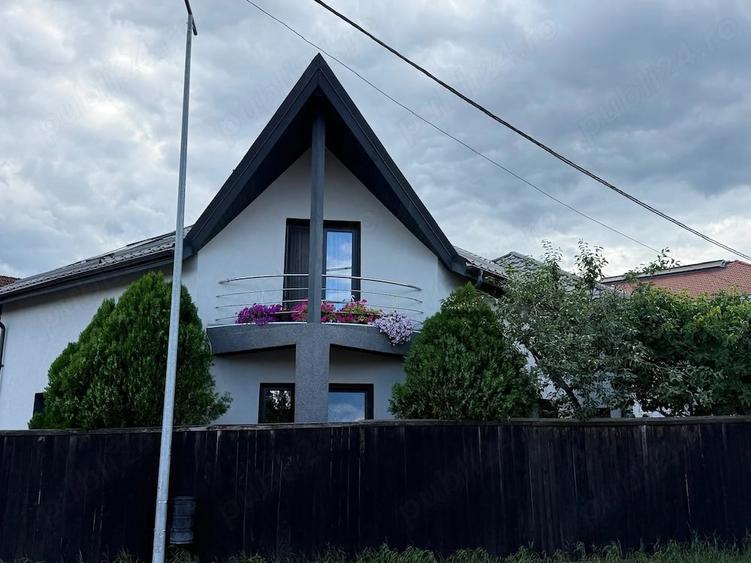 Casă cu 7 camere cu Teren 929 Mp în Central