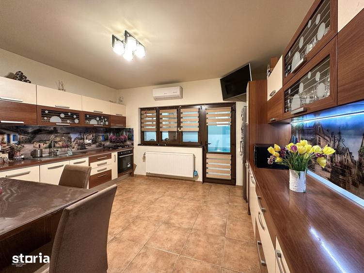 Casă cu 10 camere cu Teren 322 Mp în Titan