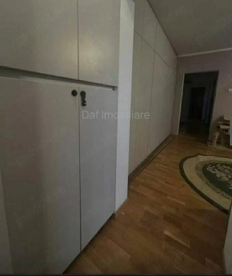 Apartament cu 3 camere semidecomandat în Berceni