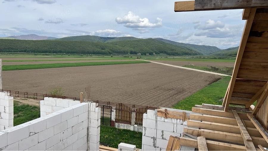 Casă cu Teren 3000 Mp în Budila
