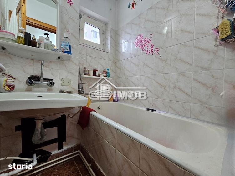 Apartament cu 3 camere semidecomandat în Micro 5