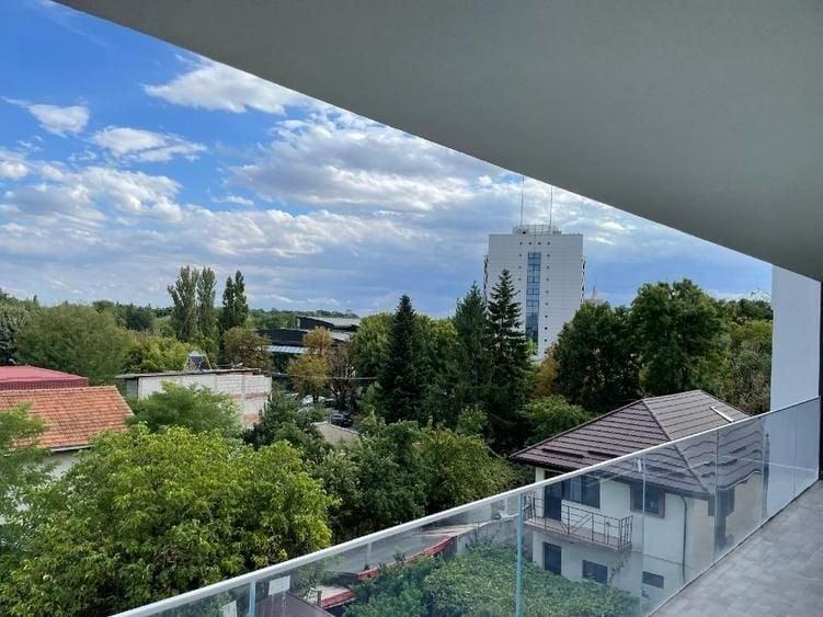 Apartament cu 4 camere decomandat, mobilat în Băneasa