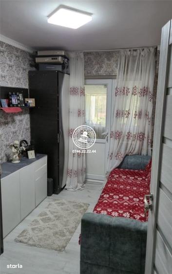 Apartament cu 3 camere semidecomandat în Podu Roș