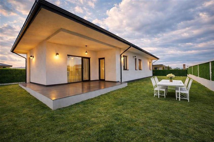 Casă individuală cu 3 camere cu Canalizare în Exterior Est