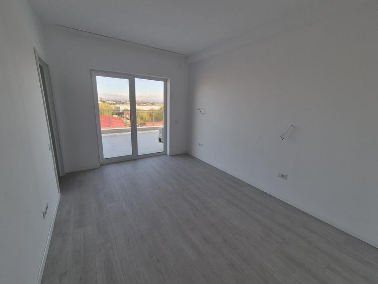 Penthouse cu 4 camere decomandat în Vladimirescu