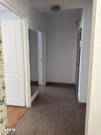 Apartament cu 3 camere semidecomandat în Democrației