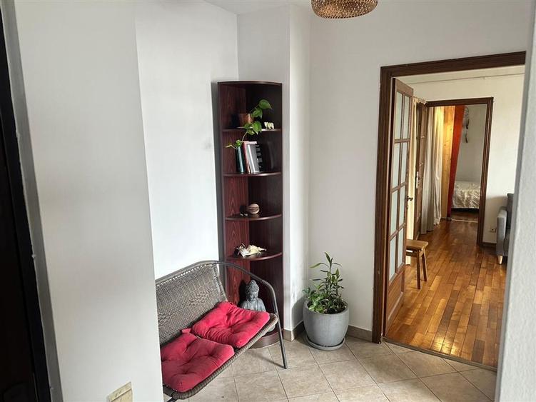 Apartament cu 3 camere semidecomandat, mobilat în Dristor