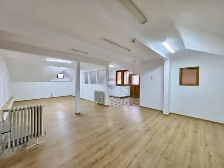 Casă individuală cu 15 camere cu Teren 1092 Mp în Câmpinița