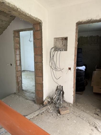 Casă cu 4 camere în Clăbucet