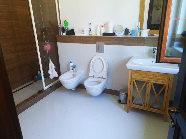 Casă cu 9 camere cu Canalizare în Trivale