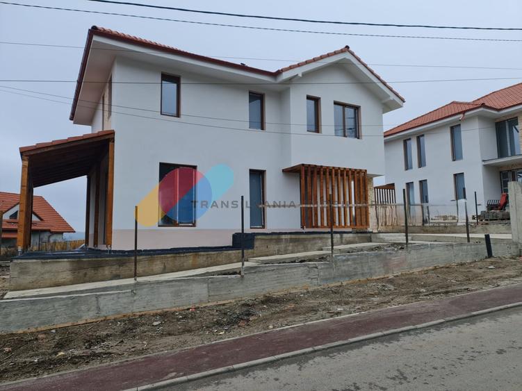 Casă individuală cu 4 camere cu Canalizare în Chinteni