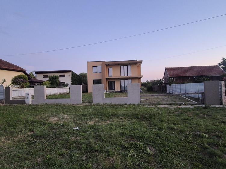 Casă cu 4 camere în Petroasa Mare