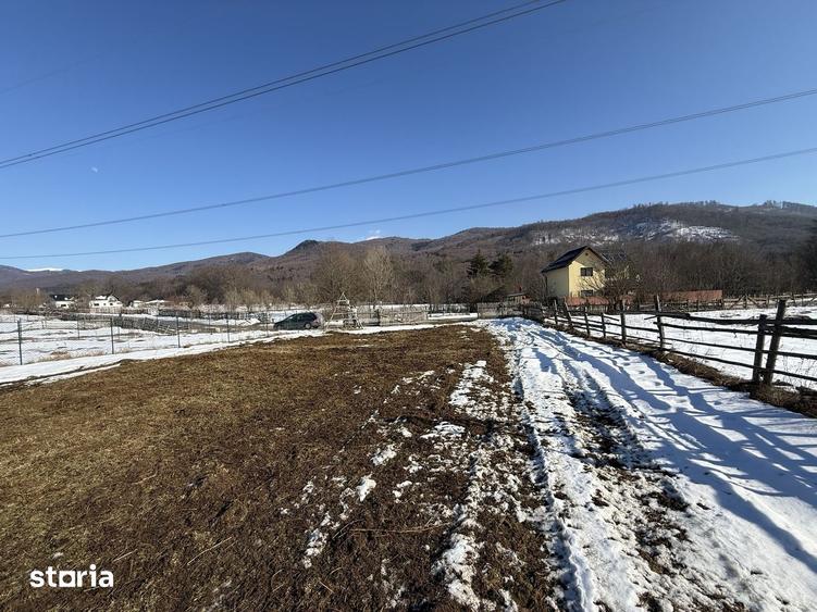 Teren de 4521 mp, în Valea Doftanei