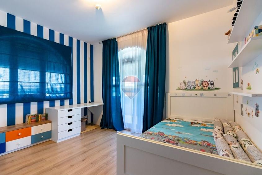 Casă individuală cu 5 camere cu Teren 591 Mp în Est