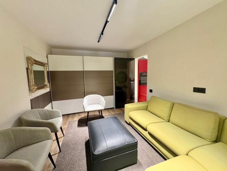 Apartament cu 2 camere semidecomandat, mobilat în Victoriei