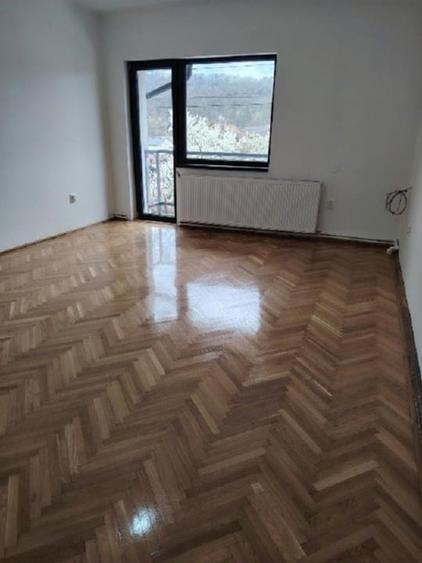 Casă individuală cu 5 camere cu Canalizare în Sud-Est