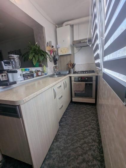 Apartament cu 3 camere semidecomandat, mobilat în Buziașului