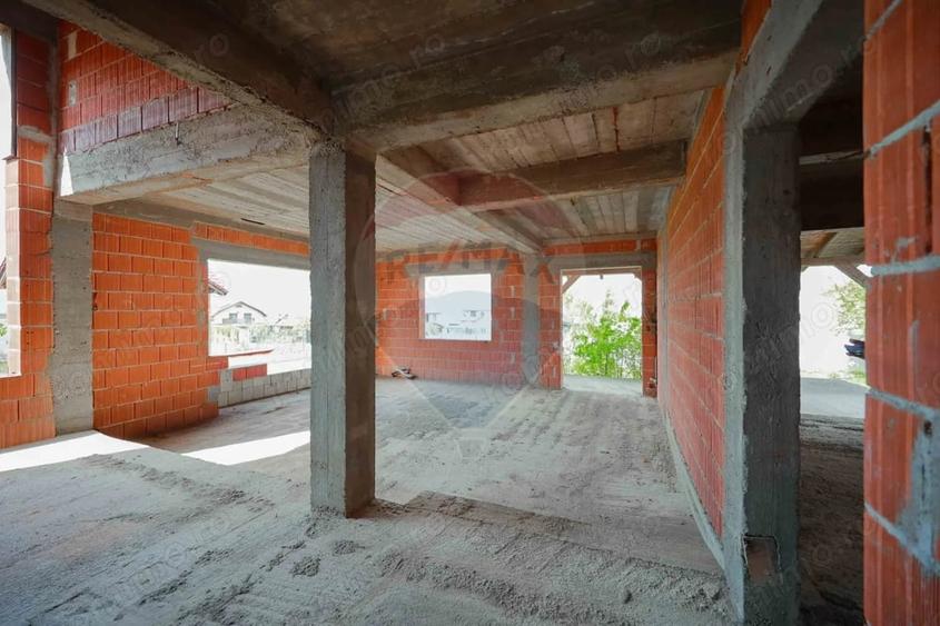 Casă cu Teren 1013 Mp în Cordău
