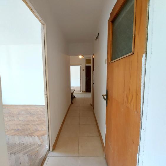 Apartament cu 3 camere decomandat în Vitan